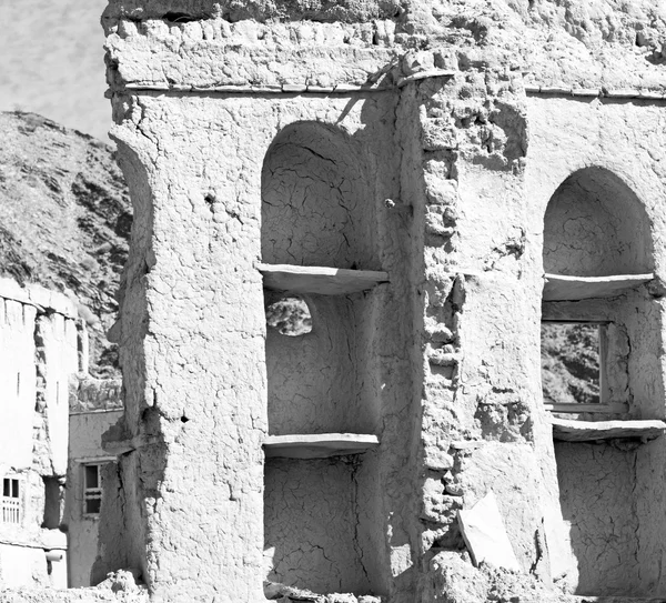 Em oman a casa abandonada velha do arco da vila e céu nublado — Fotografia de Stock