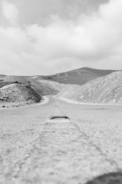 Em oman asfalto rua linha branca e panorama de montanha — Fotografia de Stock