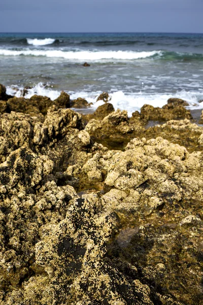 V lanzarote ostrov pěna skalní krajina oblohy mrak beach wat — Stock fotografie