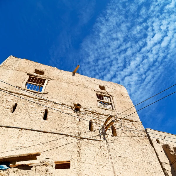 En Oman la vieja casa abandonada del pueblo y el cielo nublado —  Fotos de Stock