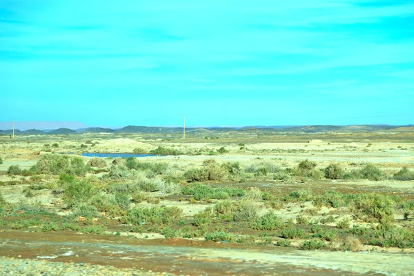 Strada nella valle del Morocco Africa l'atlante asciutto montagna a — Foto Stock