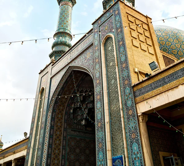 Em iran e antigo antigo minarete mesquita — Fotografia de Stock