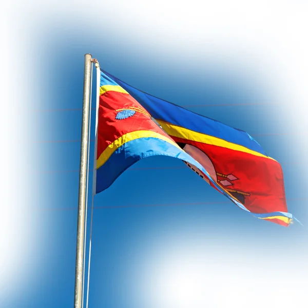Im Swasiland Flagge und Himmel schwenkend — Stockfoto