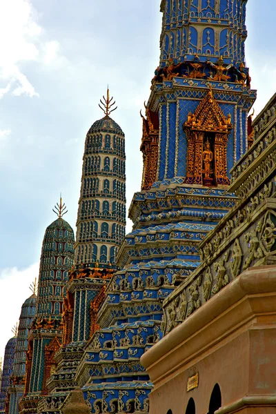 Asie Bangkok dešťový chrám a barvy náboženství — Stock fotografie