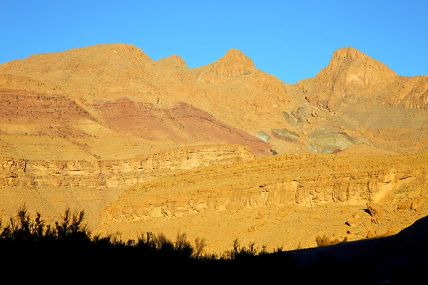 In Afrika Marokko der Atlas-Tal Boden isolierten Hügel — Stockfoto