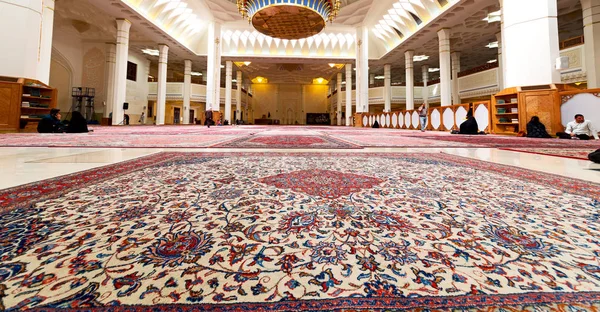 En iran à l'intérieur de l'ancienne mosquée antique — Photo