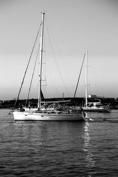 In Griekenland boot in de buurt van de kust — Stockfoto