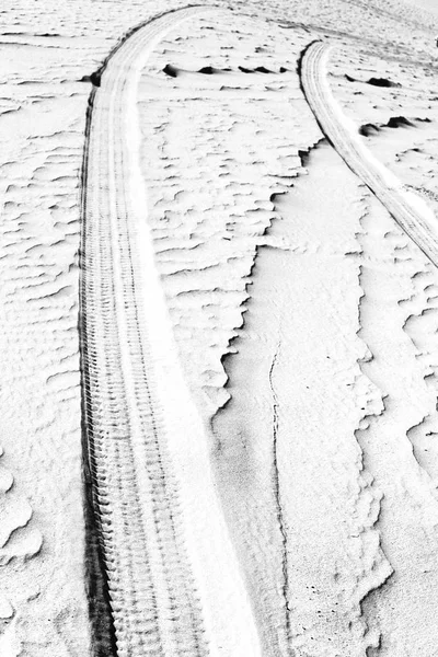 Oman desert track of some cars in the sand and direction textu — Stock Photo, Image