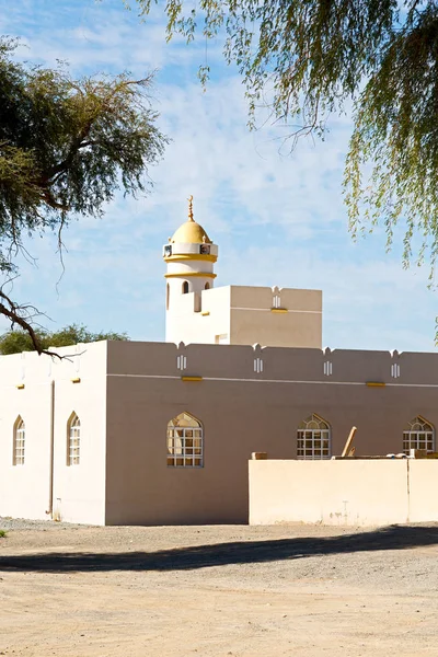 Dalam muscat oman masjid tua menara dan agama di langit yang jelas — Stok Foto