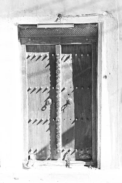 В старовинних дерев'яних дверях — стокове фото