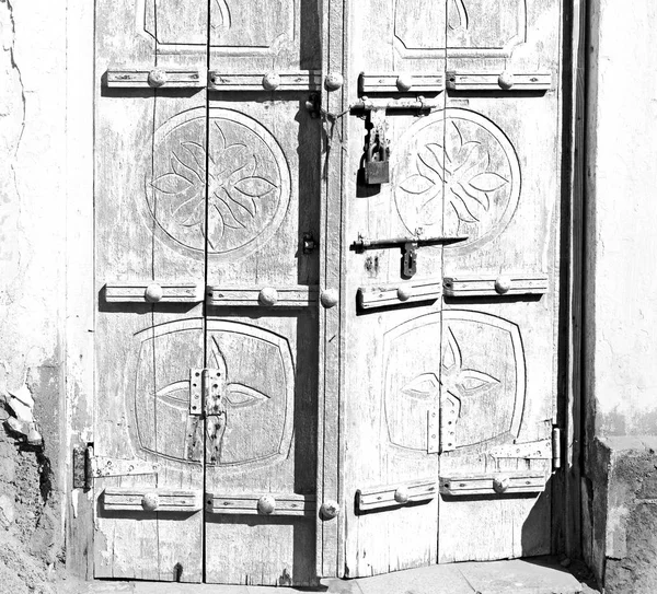En oman vieja puerta de madera — Foto de Stock