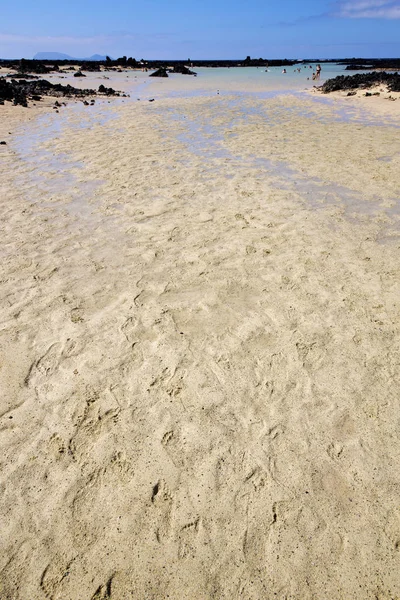 Lidé vodu oblohy mrak beach pižma a léto — Stock fotografie