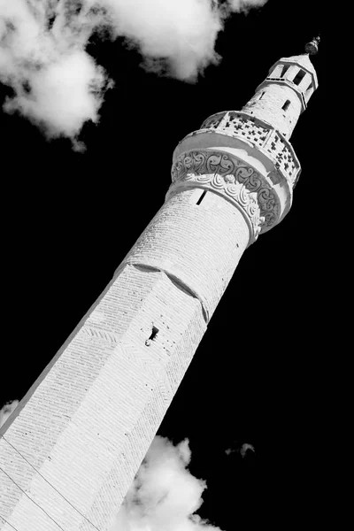 W Iranie minaret w pobliżu niebo — Zdjęcie stockowe