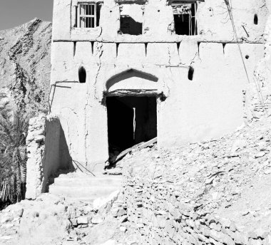 Umman eski köy evi ve bulutlu gökyüzü terk