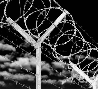 Umman barbwire içinde arka plan ve bulutlu gökyüzü