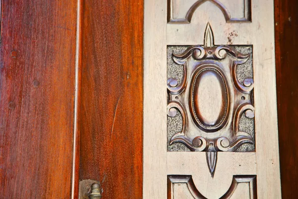 Porta astratta colonna italia il milano vecchio chiodo rus — Foto Stock