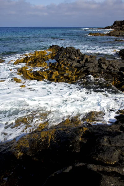 Пляж легкий вода пенной породы скалы испанский пейзаж каменное небо облако — стоковое фото