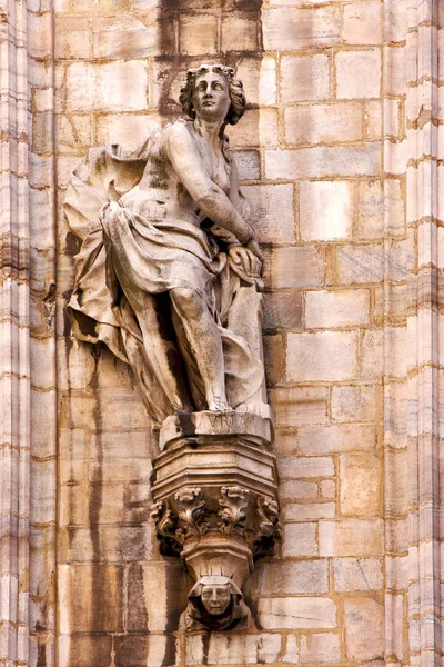 En milan italia estatua de una mujer en la parte delantera del duomo — Foto de Stock