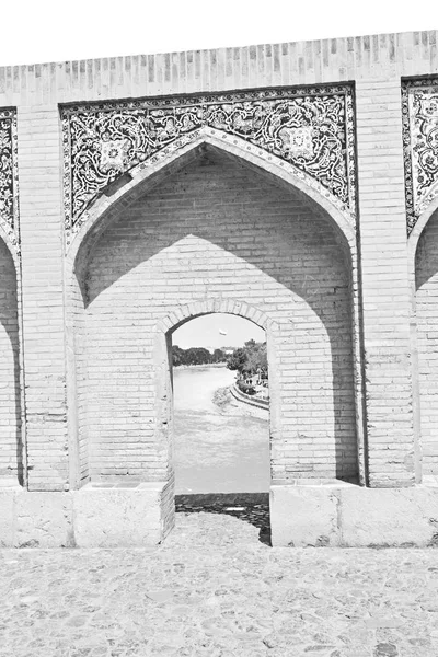 Στο Ιράν το παλιό γεφύρι και το ποτάμι — Φωτογραφία Αρχείου