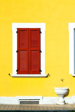 güneşli bir gün su kırmızı bir pencere varano borghi saraylar soyut 