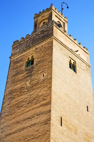 Geçmiş Minare din mavi gökyüzü — Stok fotoğraf