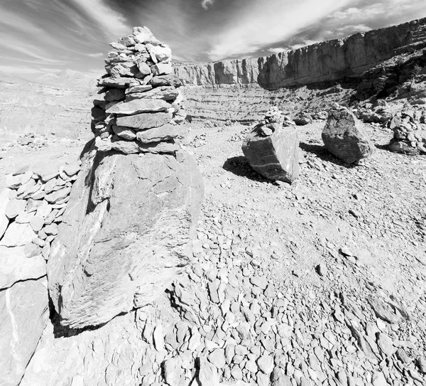 En Oman el viejo barranco de la montaña y el cañón el cielo nublado profundo —  Fotos de Stock