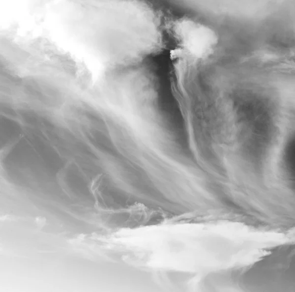 En Oman el cielo nublado esponjoso y el espacio vacío — Foto de Stock