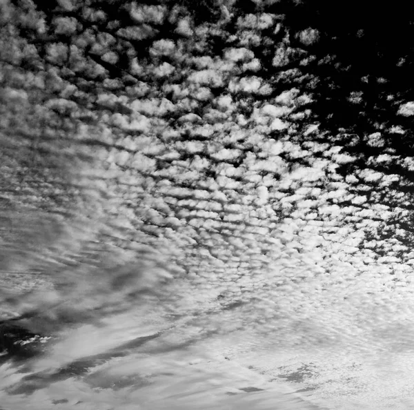 V Ománu nadýchané zamračená obloha a prázdné místo — Stock fotografie
