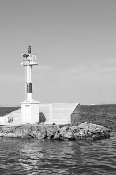 Faro isla griega en santorini puerto de europa barco y pastel — Foto de Stock