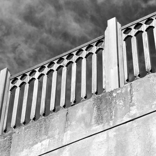在阿曼马斯喀特的露台老城堡和多云的天空 — 图库照片
