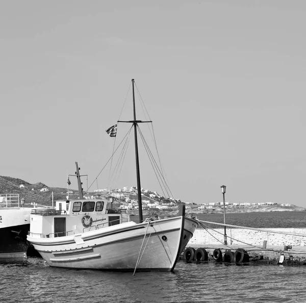 Греческий остров маяка в гавани и пироге Санторини — стоковое фото