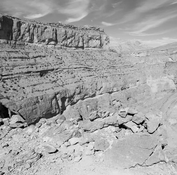 In der alten Gebirgsschlucht und im Canyon am tief bewölkten Himmel — Stockfoto