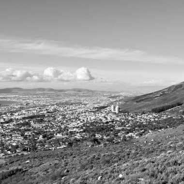 dağ içinde Güney Afrika şehir manzarası