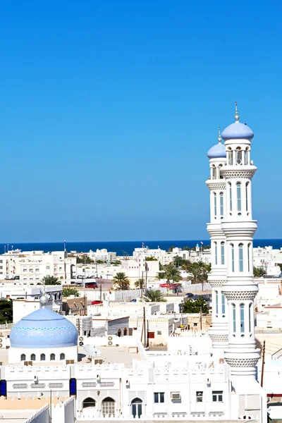 En oman moscatel la antigua mezquita minarete y la religión en el cielo claro — Foto de Stock