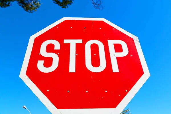 Im Stoppsignal und am Himmel — Stockfoto