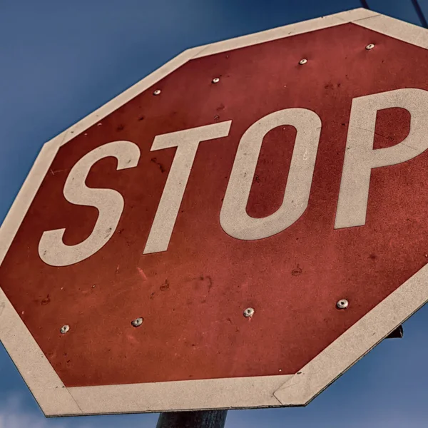 Im Stoppsignal und am Himmel — Stockfoto