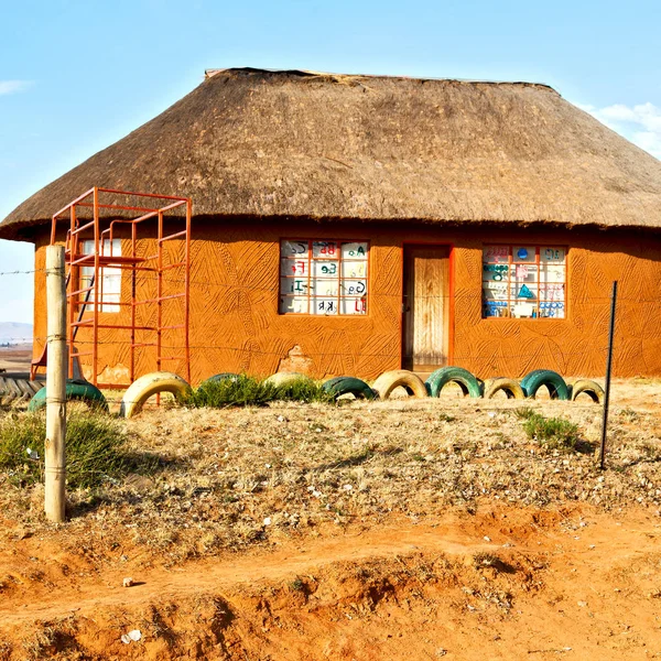 Dans le village de rue du lesotho près de la montagne — Photo