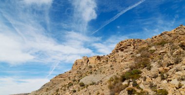 Umman eski dağ gorge ve kanyon derin bulutlu gökyüzü 