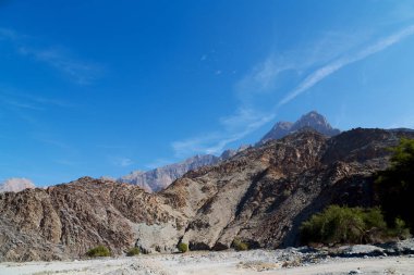 Umman eski dağ gorge ve kanyon derin bulutlu gökyüzü 
