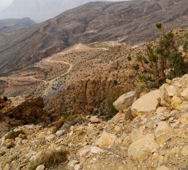 Umman eski dağ gorge ve kanyon derin bulutlu gökyüzü 