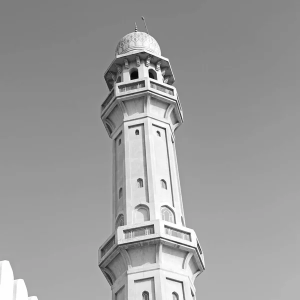 En oman moscatel la antigua mezquita minarete y la religión en el cielo claro — Foto de Stock