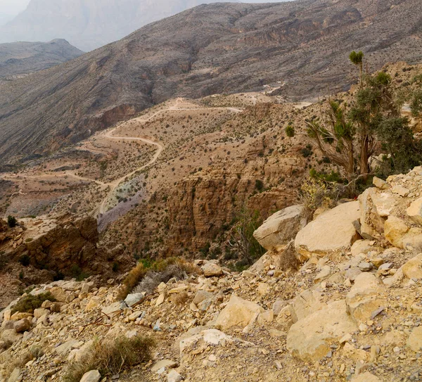 Umman eski dağ gorge ve kanyon derin bulutlu gökyüzü 