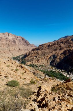 Umman eski dağ gorge ve kanyon derin bulutlu gökyüzü 