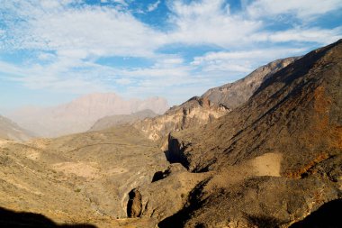 Umman eski dağ gorge ve kanyon derin bulutlu gökyüzü 