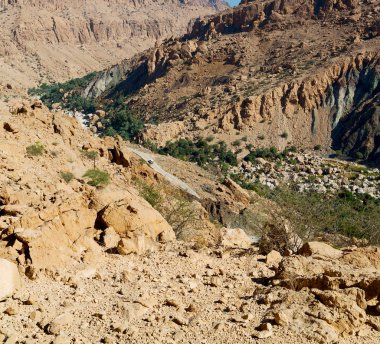 Umman eski dağ gorge ve kanyon derin bulutlu gökyüzü 