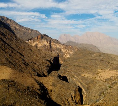 Umman eski dağ gorge ve kanyon derin bulutlu gökyüzü 