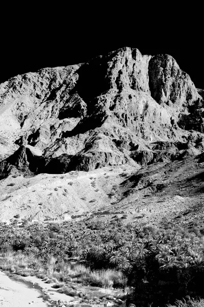 En Oman el viejo barranco de la montaña y el cañón el cielo nublado profundo — Foto de Stock