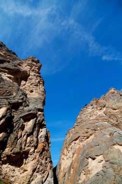 Umman eski dağ gorge ve kanyon derin bulutlu gökyüzü 