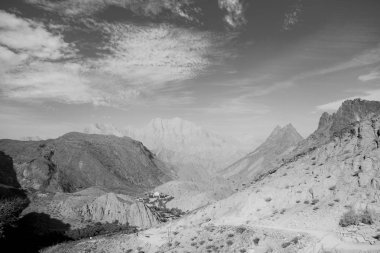 Umman eski dağ gorge ve kanyon derin bulutlu gökyüzü 