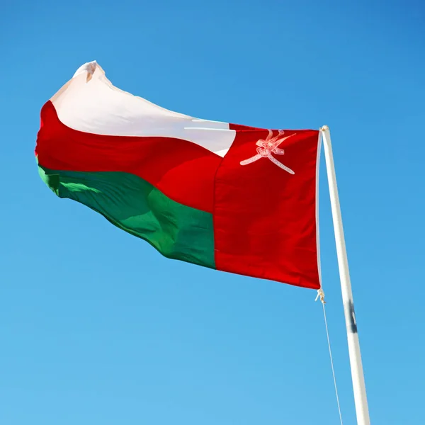 Omán integetett zászló és a felhős ég — Stock Fotó